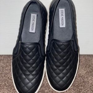 Women’s tennis shoes